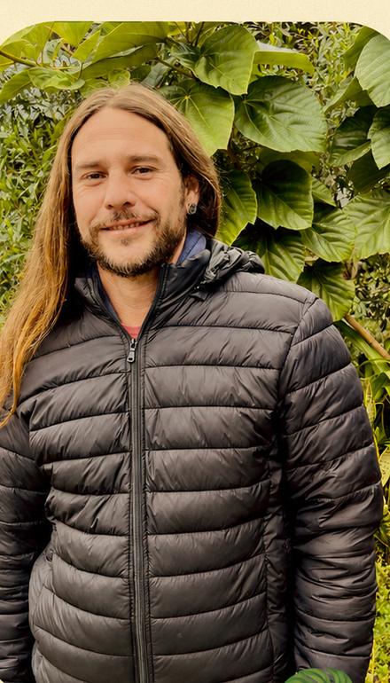 Pedro, responsável pela jardinagem e produção da Eh Planta