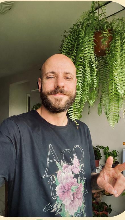 Victor, responsável pelo atendimento e marketing da Eh Planta